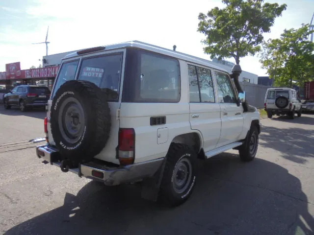 Toyota Land Cruiser HZJ76L 4X4 EXPORT OUTSIDE EU ONLY - SUV/ Geländewagen: das Bild 4 Toyota Land Cruiser HZJ76L 4X4 EXPORT OUTSIDE EU ONLY - SUV/ Geländewagen: das Bild 4