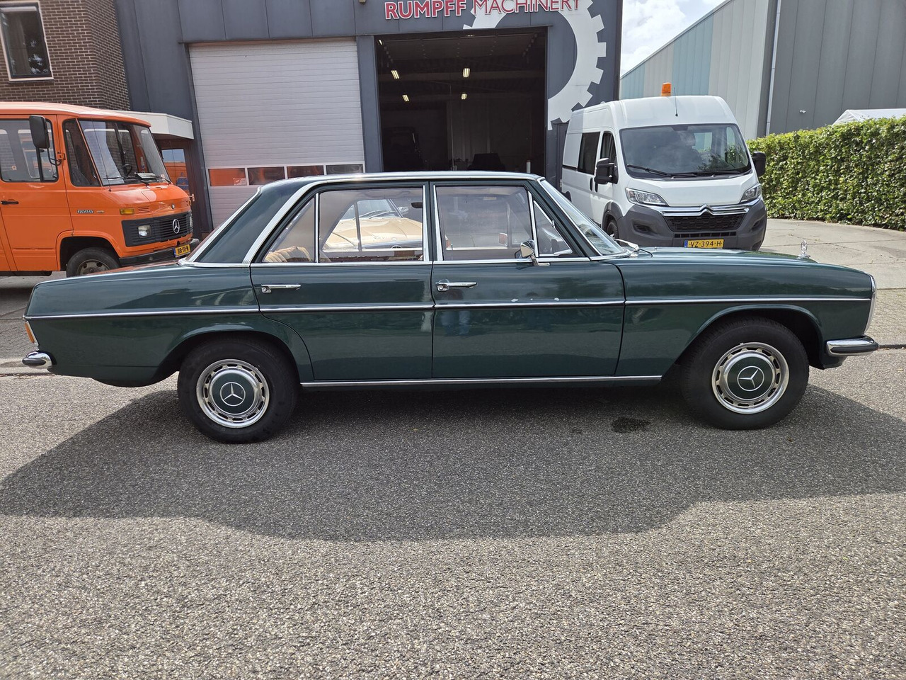 Mercedes-Benz 220 (W115) auto - PKW: das Bild 4 Mercedes-Benz 220 (W115) auto - PKW: das Bild 4