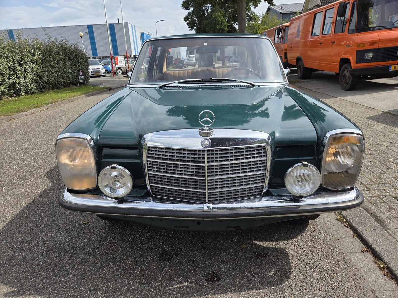 Mercedes-Benz 220 (W115) auto - PKW: das Bild 2 Mercedes-Benz 220 (W115) auto - PKW: das Bild 2