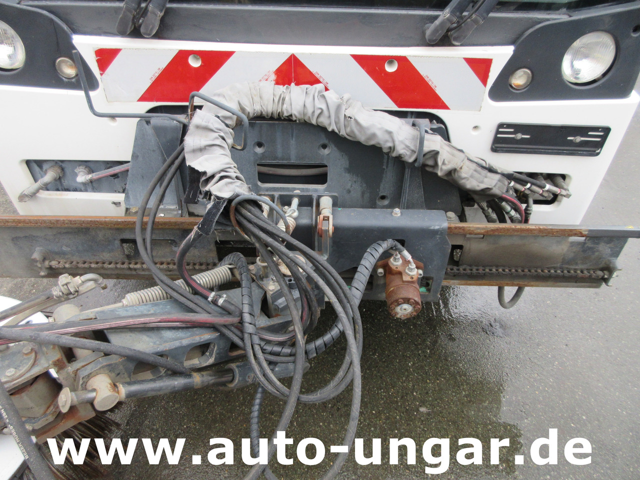 Aebi MFH 5500 Baujahr 2012 Euro 5 Kehrmaschine mit Hochentleerung - Kehrmaschine: das Bild 4 Aebi MFH 5500 Baujahr 2012 Euro 5 Kehrmaschine mit Hochentleerung - Kehrmaschine: das Bild 4