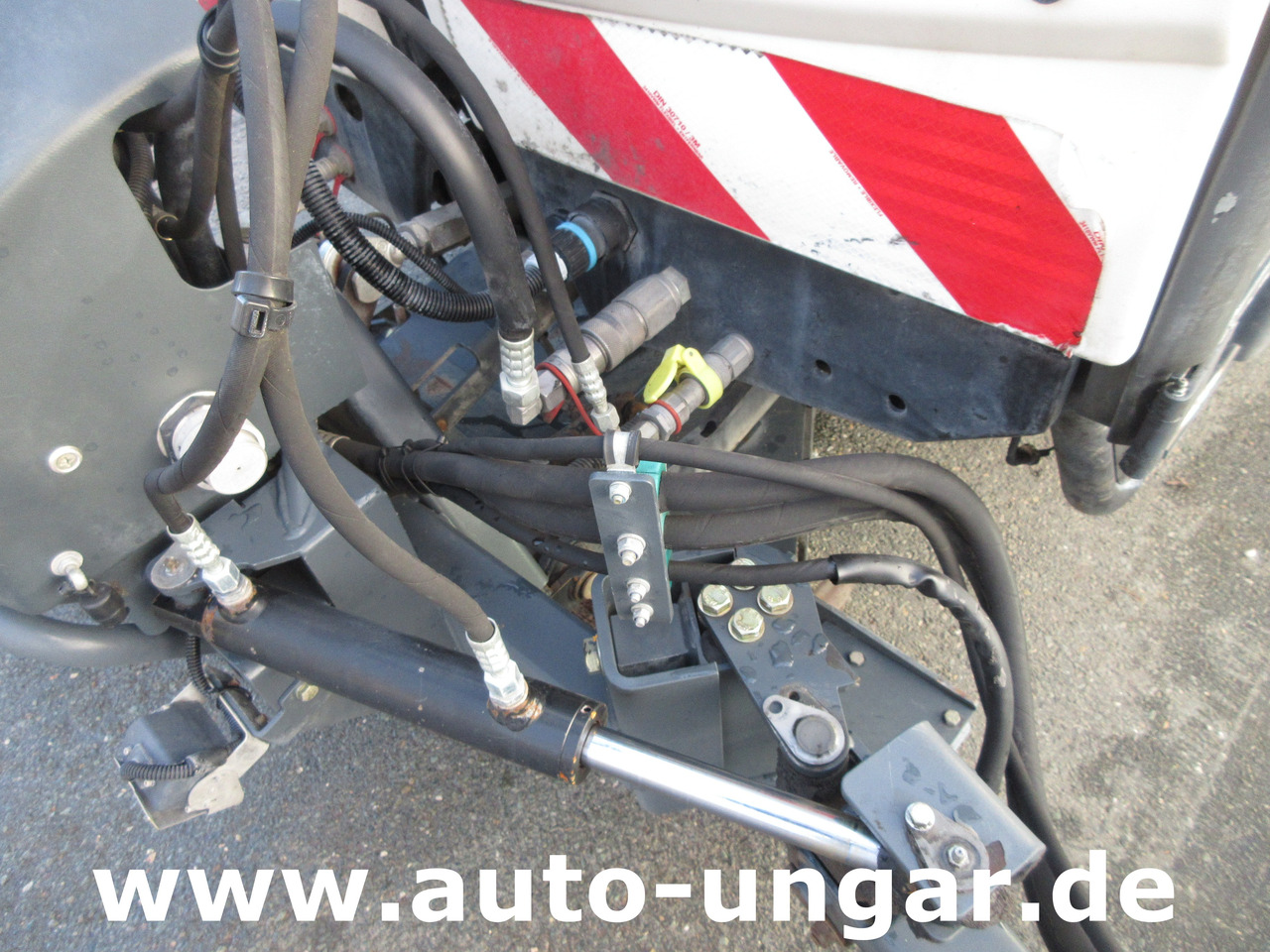 Hako CityMaster CM2000 2 Besen Baujahr 2015 Kehrmaschine 4-Rad-Lenkung - Kehrmaschine: das Bild 5 Hako CityMaster CM2000 2 Besen Baujahr 2015 Kehrmaschine 4-Rad-Lenkung - Kehrmaschine: das Bild 5