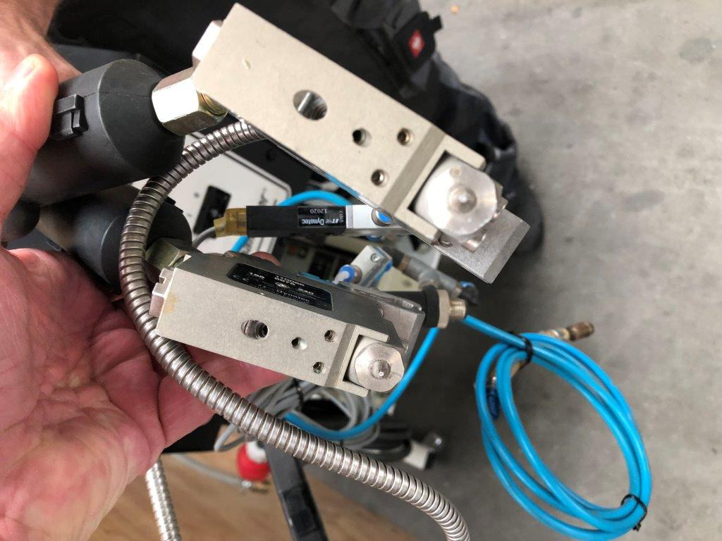 Dynatec Quattro Challenger glue melter with two application nozzles Dy 2002 control unit for 8 channels - Druckmaschine: das Bild 3 Dynatec Quattro Challenger glue melter with two application nozzles Dy 2002 control unit for 8 channels - Druckmaschine: das Bild 3