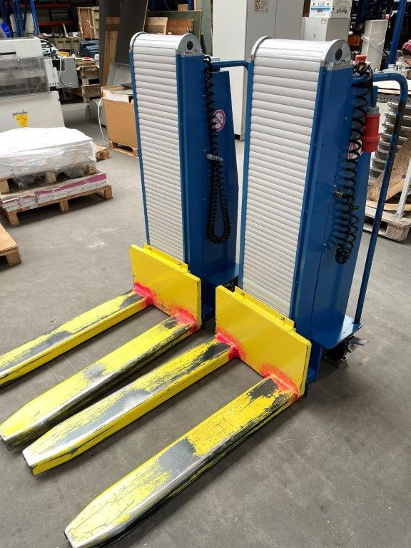 Two electric pallet lifters Butler 1200 - Niederhubwagen: das Bild 1 Two electric pallet lifters Butler 1200 - Niederhubwagen: das Bild 1