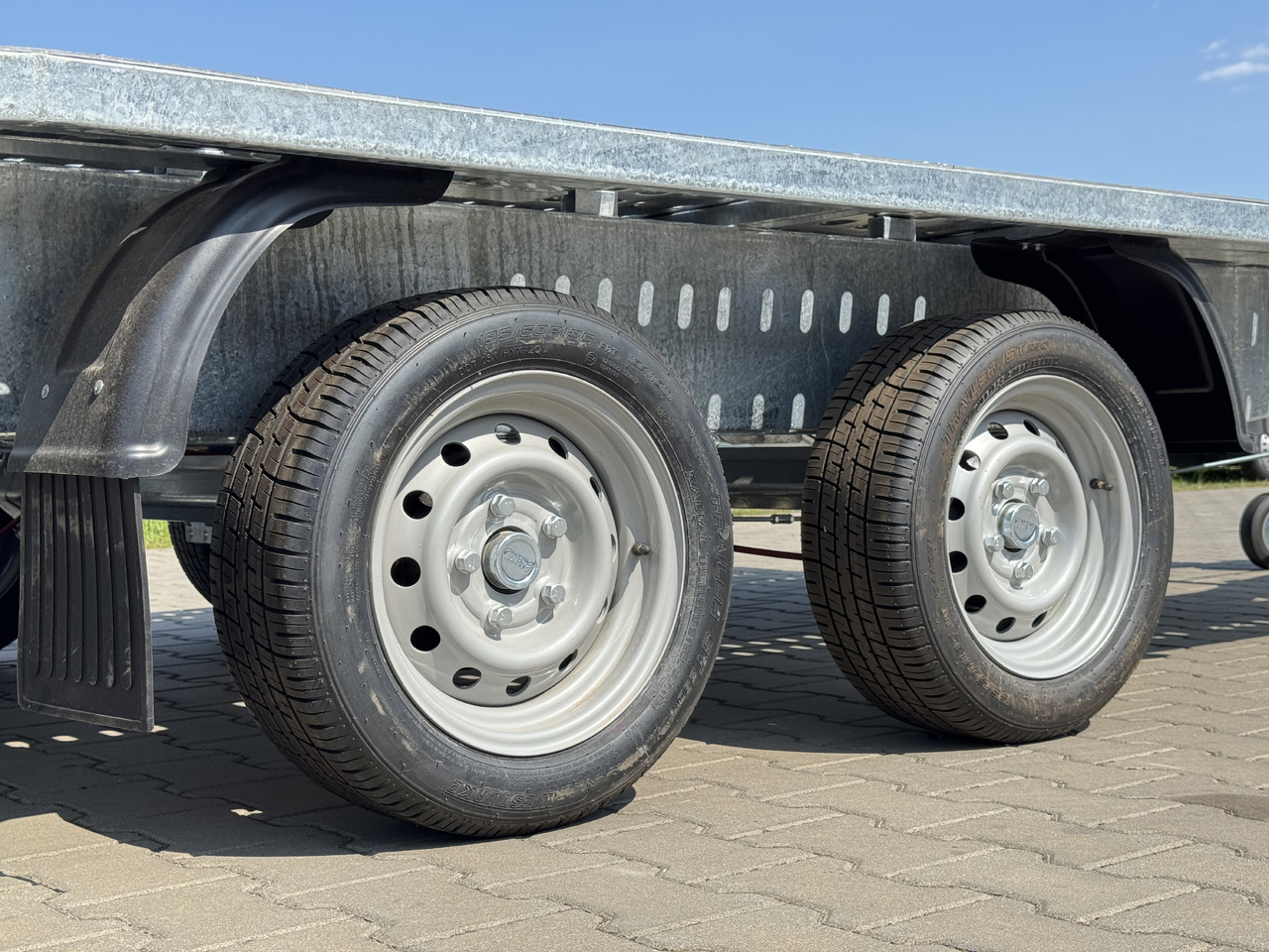 NIEWIADÓW Jupiter 4.5 - 450 x 210 cm / 2700 kg - Autotransporter Anhänger: das Bild 3 NIEWIADÓW Jupiter 4.5 - 450 x 210 cm / 2700 kg - Autotransporter Anhänger: das Bild 3