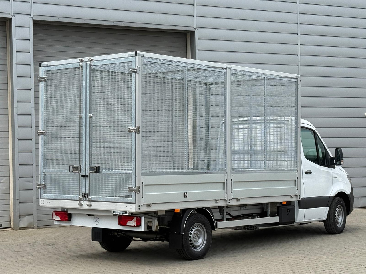 Mercedes eSprinter - Pritschenwagen, Elektro-Transporter: das Bild 2 Mercedes eSprinter - Pritschenwagen, Elektro-Transporter: das Bild 2