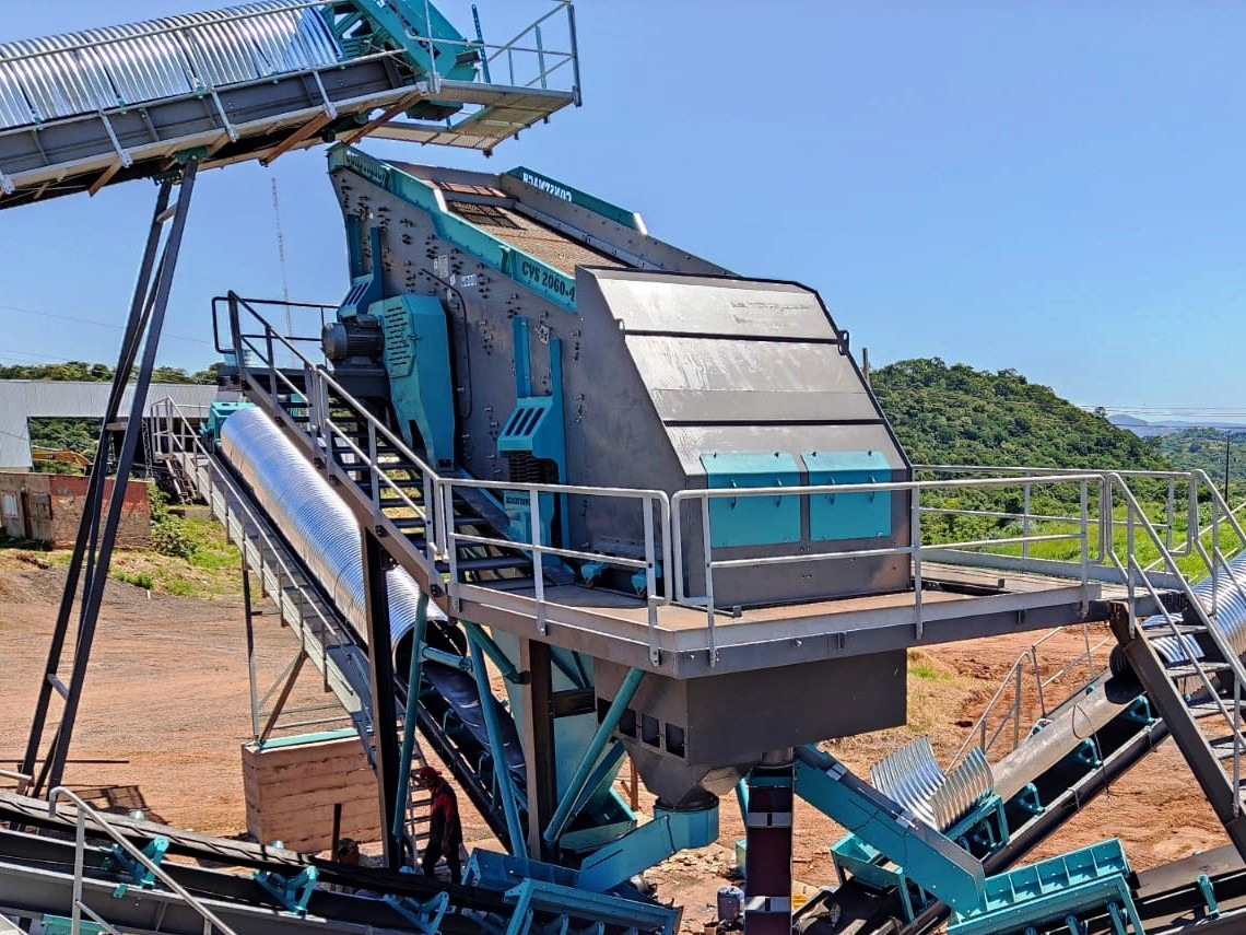 Constmach Systèmes De Cribles Vibrants 70-95 Tph 2-3-4 Étages 1200x4000 Mm - Siebmaschine: das Bild 1 Constmach Systèmes De Cribles Vibrants 70-95 Tph 2-3-4 Étages 1200x4000 Mm - Siebmaschine: das Bild 1