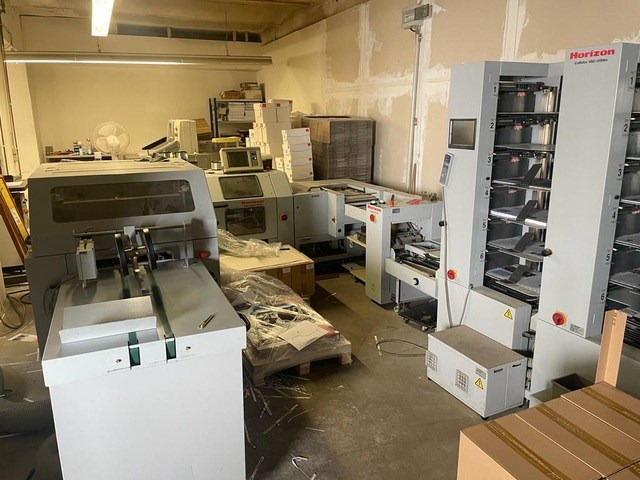 Horizon Stitchliner 5500 | VAC-60a | VAC-60m | VAC-60c | 2007 | 10 Mio - Druckmaschine: das Bild 1 Horizon Stitchliner 5500 | VAC-60a | VAC-60m | VAC-60c | 2007 | 10 Mio - Druckmaschine: das Bild 1