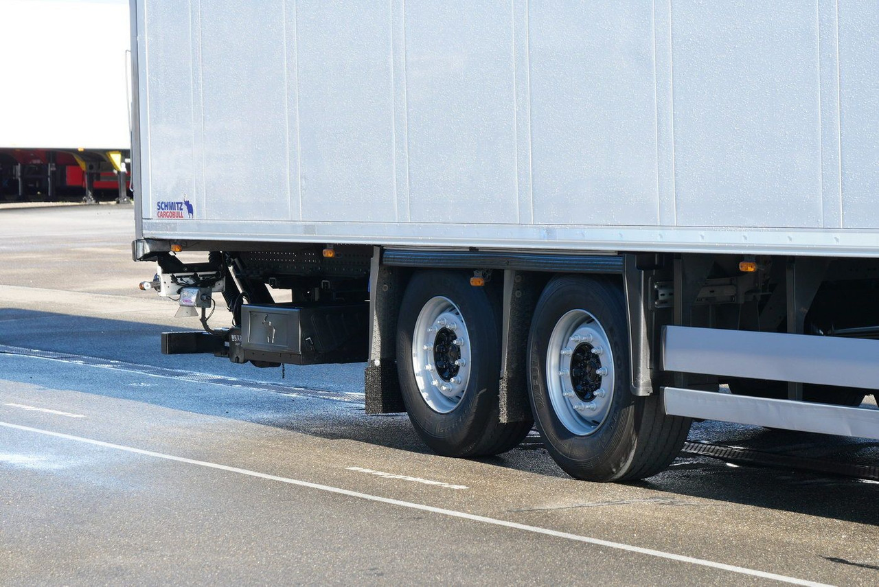 Schmitz Cargobull SKO 18 /LBW BÄR 2500 kg / CARRIER 1550 / ROLLTOR - Koffer Auflieger: das Bild 5 Schmitz Cargobull SKO 18 /LBW BÄR 2500 kg / CARRIER 1550 / ROLLTOR - Koffer Auflieger: das Bild 5