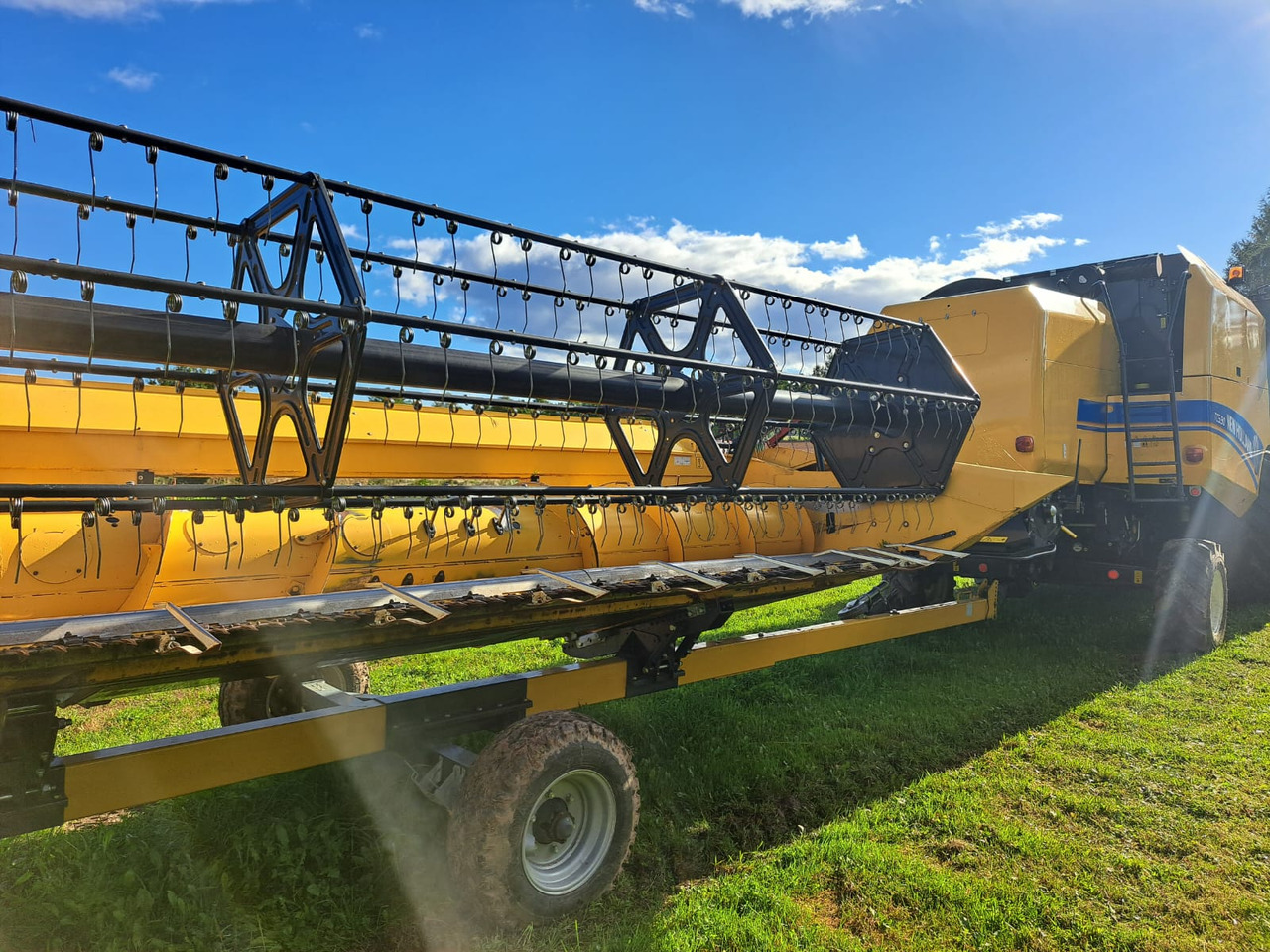 NEW HOLLAND TC 5.90 - Mähdrescher: das Bild 3 NEW HOLLAND TC 5.90 - Mähdrescher: das Bild 3