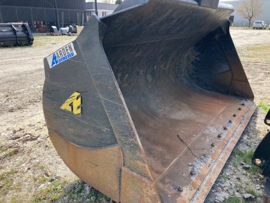 GODET ARDEN POUR CHARGEUSE CASE 921 G - Schaufel: das Bild 2 GODET ARDEN POUR CHARGEUSE CASE 921 G - Schaufel: das Bild 2