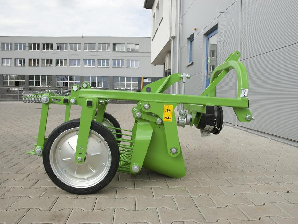 Bomet Schwingsiebroder / Potato digger / Arracheuse de pomme de terre / Scavapatate / Однорядная картофельная копалка / Kopaczka do ziemniaków Ursa Z655/1 - Kartoffelroder: das Bild 5 Bomet Schwingsiebroder / Potato digger / Arracheuse de pomme de terre / Scavapatate / Однорядная картофельная копалка / Kopaczka do ziemniaków Ursa Z655/1 - Kartoffelroder: das Bild 5