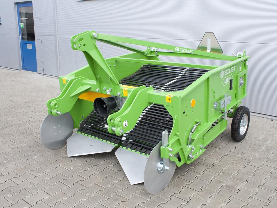 Bomet Siebkettenroder / Potato digger / Arracheuse de pomme de terre / Scavapatate / Cavador de patatas / 2-рядная картофелекопалка / Kopaczka do ziemniaków - Kartoffelroder: das Bild 1 Bomet Siebkettenroder / Potato digger / Arracheuse de pomme de terre / Scavapatate / Cavador de patatas / 2-рядная картофелекопалка / Kopaczka do ziemniaków - Kartoffelroder: das Bild 1