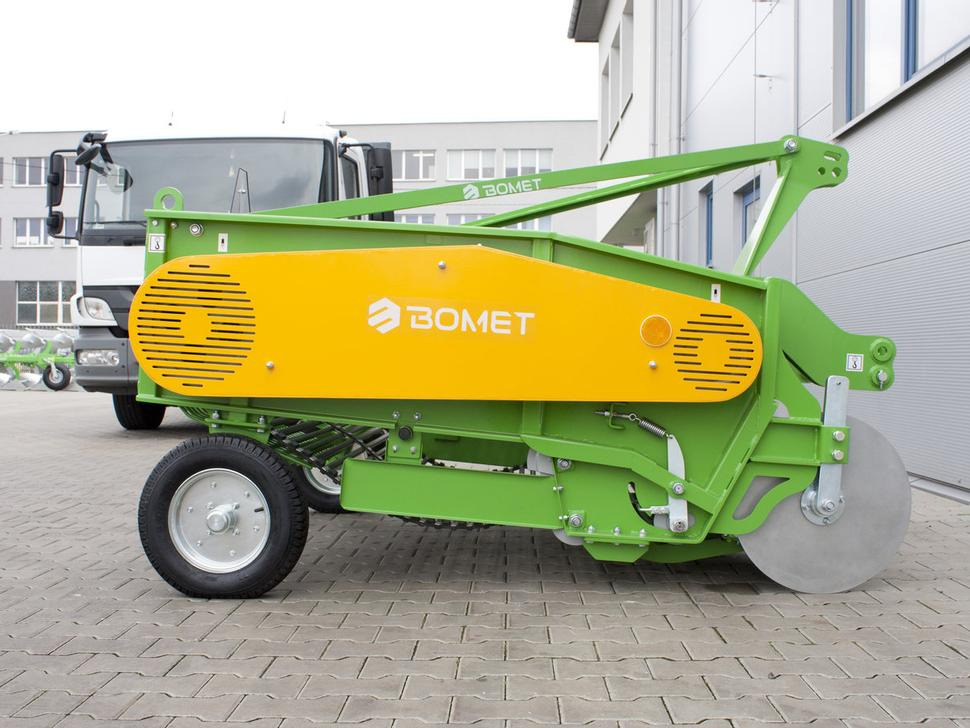 Bomet Siebkettenroder / Potato digger / Arracheuse de pomme de terre / Scavapatate / Cavador de patatas / 2-рядная картофелекопалка / Kopaczka do ziemniaków - Kartoffelroder: das Bild 4 Bomet Siebkettenroder / Potato digger / Arracheuse de pomme de terre / Scavapatate / Cavador de patatas / 2-рядная картофелекопалка / Kopaczka do ziemniaków - Kartoffelroder: das Bild 4