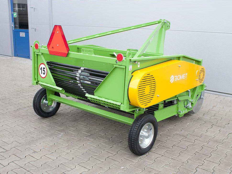 Bomet Siebkettenroder / Potato digger / Arracheuse de pomme de terre / Scavapatate / Cavador de patatas / 2-рядная картофелекопалка / Kopaczka do ziemniaków - Kartoffelroder: das Bild 2 Bomet Siebkettenroder / Potato digger / Arracheuse de pomme de terre / Scavapatate / Cavador de patatas / 2-рядная картофелекопалка / Kopaczka do ziemniaków - Kartoffelroder: das Bild 2