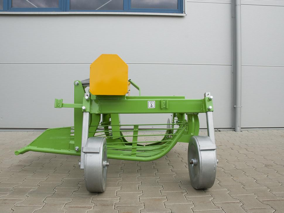 Bomet Siebkettenroder / Potato digger / Arracheuse de pomme de terre / Scavapatate / Однорядная картофельная копалка / Kopaczka do ziemniaków Ursa Z655 - Kartoffelroder: das Bild 2 Bomet Siebkettenroder / Potato digger / Arracheuse de pomme de terre / Scavapatate / Однорядная картофельная копалка / Kopaczka do ziemniaków Ursa Z655 - Kartoffelroder: das Bild 2