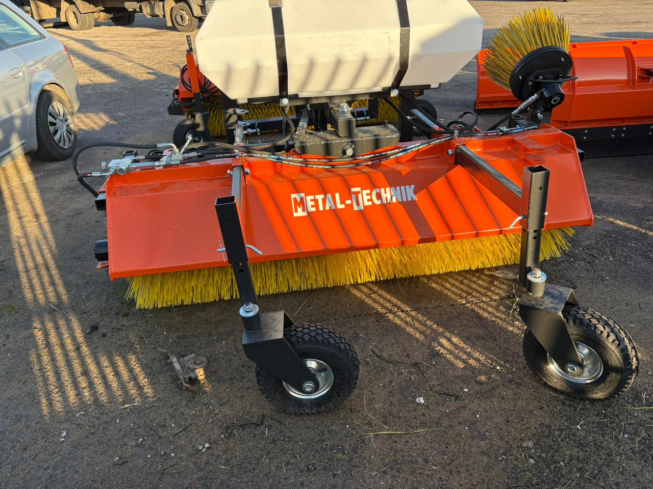 Kehrbesen für Frontlader für Traktor METAL-TECHNIK Kehrmaschine / Sweeper / Balayeuse / Spazzolatrice / Подметательно-уборочная машина / Zamiatarka 2 m: das Bild 11 Kehrbesen für Frontlader für Traktor METAL-TECHNIK Kehrmaschine / Sweeper / Balayeuse / Spazzolatrice / Подметательно-уборочная машина / Zamiatarka 2 m: das Bild 11