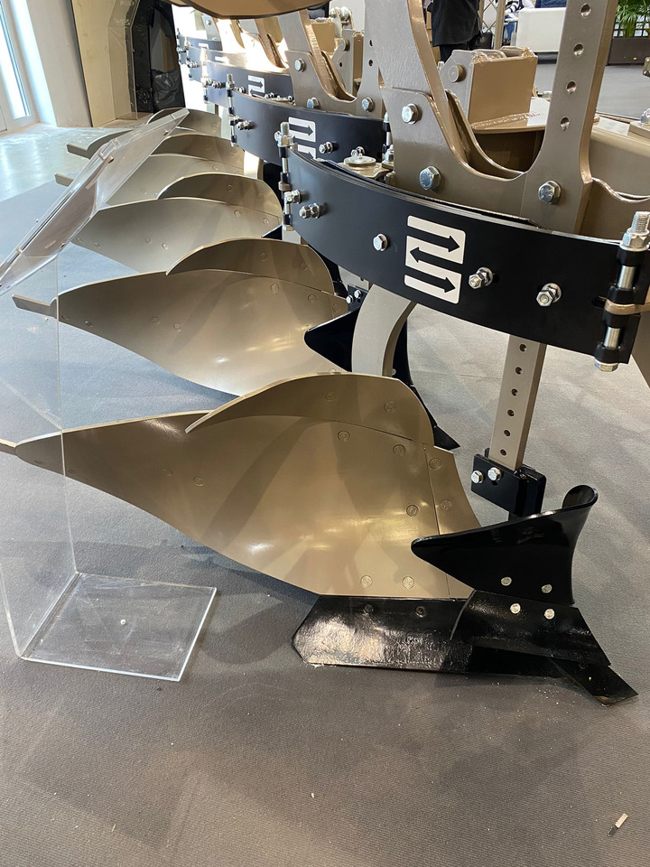 ROLEX Volldrehpflug / Rotary plough / Charrue réversible / Aratro reversibile / Оборотный плуг / Pług obrotowy 3+1 - Pflug: das Bild 3 ROLEX Volldrehpflug / Rotary plough / Charrue réversible / Aratro reversibile / Оборотный плуг / Pług obrotowy 3+1 - Pflug: das Bild 3