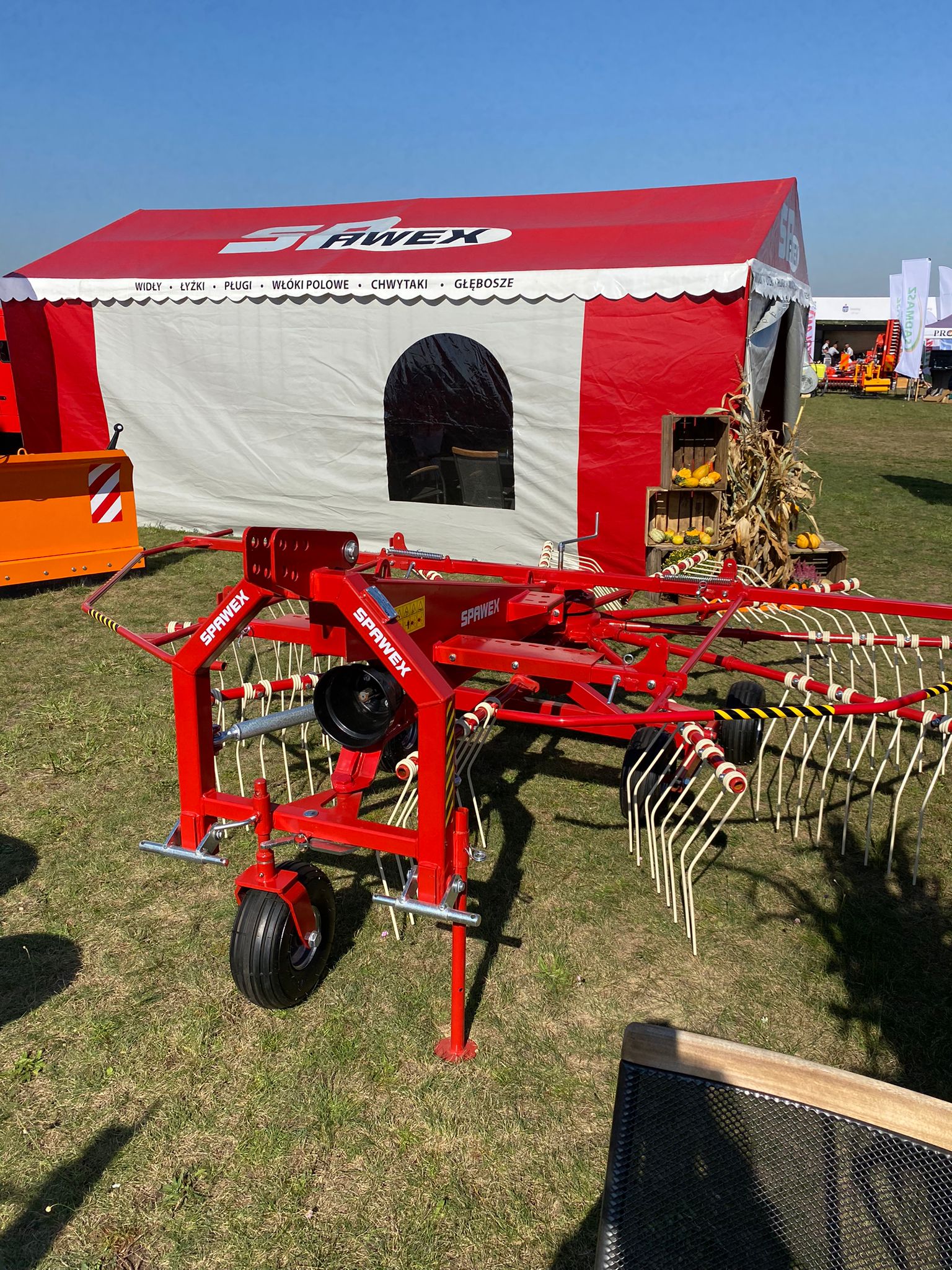 Spawex Kreiselschwader / Rake / Andaineur / Rastrillo / Rastrello / Zgrabiarka 4,5 m - Heuwender/ Wenderechen: das Bild 3 Spawex Kreiselschwader / Rake / Andaineur / Rastrillo / Rastrello / Zgrabiarka 4,5 m - Heuwender/ Wenderechen: das Bild 3