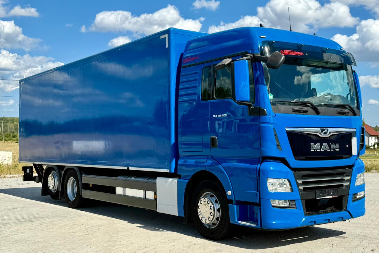 MAN TGX 26.420 / KONTENER / WINDA / 8.5 M DŁUGOŚCI / 21 EUROPALET / 6x2 / 3 OŚ PODNOSZONA I SKRĘTNA / ŁADOWNOŚĆ 14 415 KG / 2018 ROK / Z NIEMIEC - Koffer LKW: das Bild 1 MAN TGX 26.420 / KONTENER / WINDA / 8.5 M DŁUGOŚCI / 21 EUROPALET / 6x2 / 3 OŚ PODNOSZONA I SKRĘTNA / ŁADOWNOŚĆ 14 415 KG / 2018 ROK / Z NIEMIEC - Koffer LKW: das Bild 1