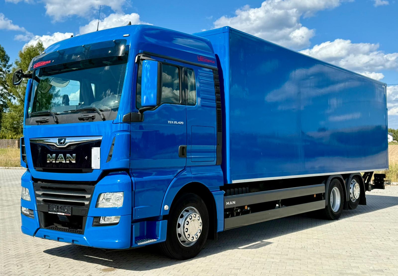 MAN TGX 26.420 / KONTENER / WINDA / 8.5 M DŁUGOŚCI / 21 EUROPALET / 6x2 / 3 OŚ PODNOSZONA I SKRĘTNA / ŁADOWNOŚĆ 14 415 KG / 2018 ROK / Z NIEMIEC - Koffer LKW: das Bild 2 MAN TGX 26.420 / KONTENER / WINDA / 8.5 M DŁUGOŚCI / 21 EUROPALET / 6x2 / 3 OŚ PODNOSZONA I SKRĘTNA / ŁADOWNOŚĆ 14 415 KG / 2018 ROK / Z NIEMIEC - Koffer LKW: das Bild 2