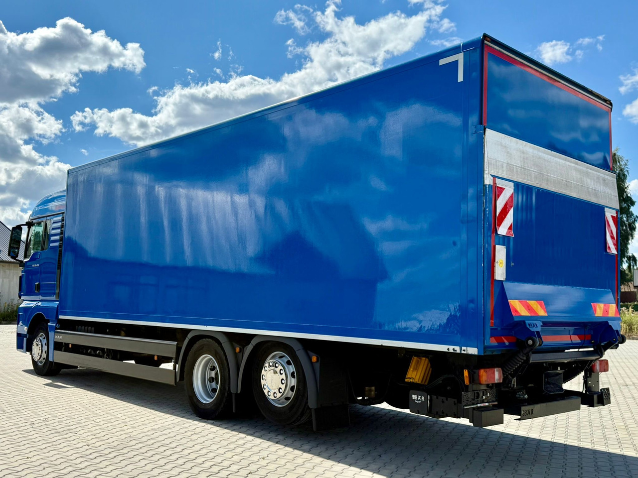 MAN TGX 26.420 / KONTENER / WINDA / 8.5 M DŁUGOŚCI / 21 EUROPALET / 6x2 / 3 OŚ PODNOSZONA I SKRĘTNA / ŁADOWNOŚĆ 14 415 KG / 2018 ROK / Z NIEMIEC - Koffer LKW: das Bild 5 MAN TGX 26.420 / KONTENER / WINDA / 8.5 M DŁUGOŚCI / 21 EUROPALET / 6x2 / 3 OŚ PODNOSZONA I SKRĘTNA / ŁADOWNOŚĆ 14 415 KG / 2018 ROK / Z NIEMIEC - Koffer LKW: das Bild 5