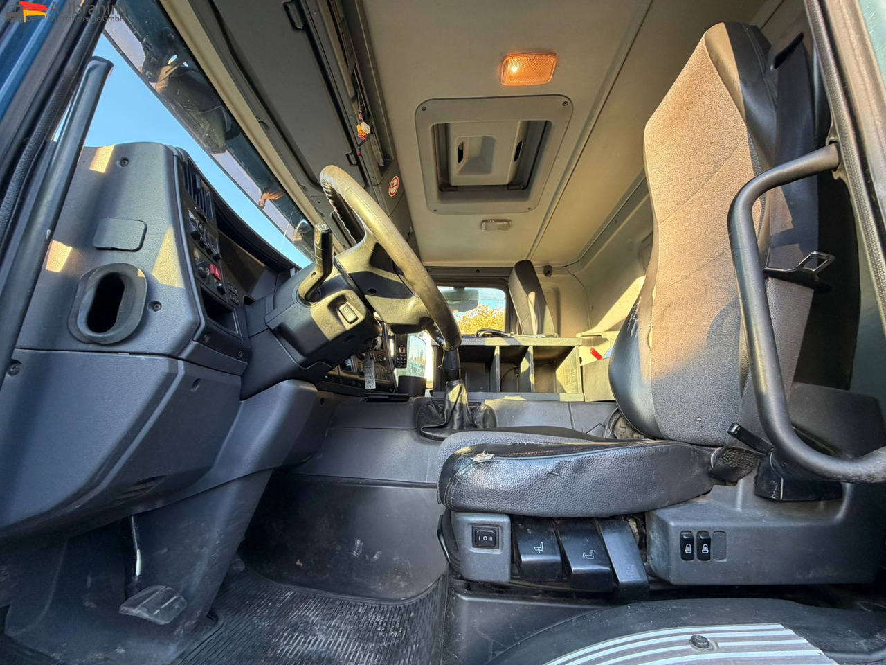 Scania B4X2 Edelstahlkipper für Tierkörperbeseitigung Kran MKG - Müllwagen: das Bild 2 Scania B4X2 Edelstahlkipper für Tierkörperbeseitigung Kran MKG - Müllwagen: das Bild 2