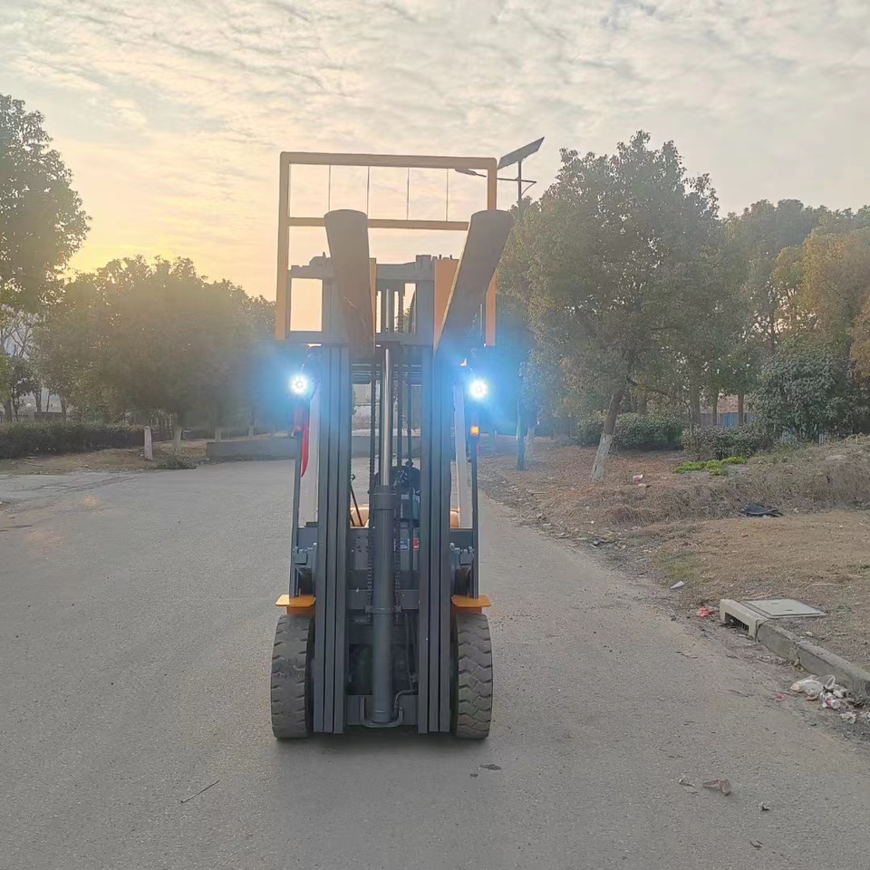 TCM FD30 diesel ISUZU engine forklift from Japan - Dieselstapler: das Bild 4 TCM FD30 diesel ISUZU engine forklift from Japan - Dieselstapler: das Bild 4