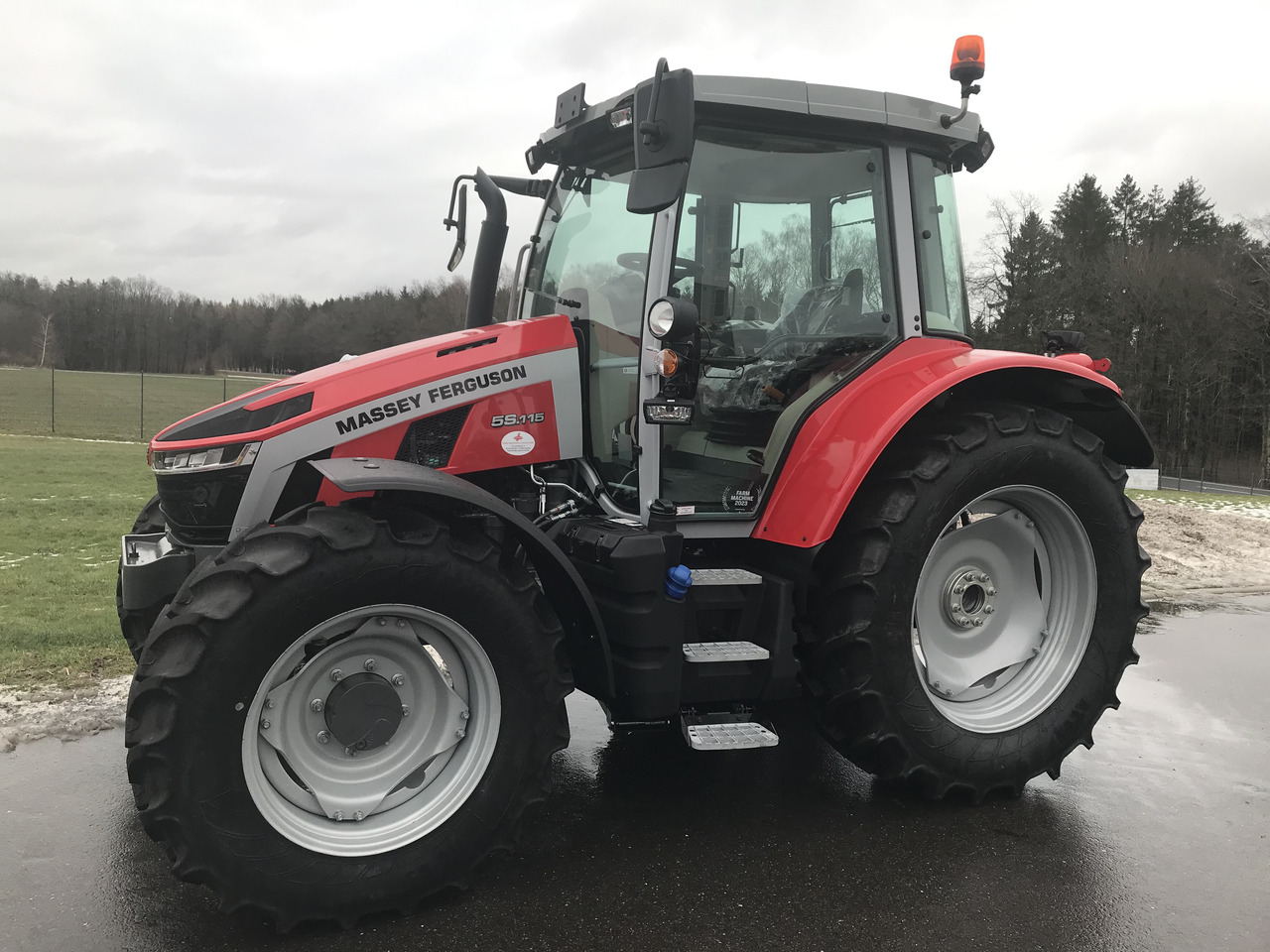Massey Ferguson MF 5S.115 Dyna-4 ESSENTIAL - Traktor: das Bild 1 Massey Ferguson MF 5S.115 Dyna-4 ESSENTIAL - Traktor: das Bild 1
