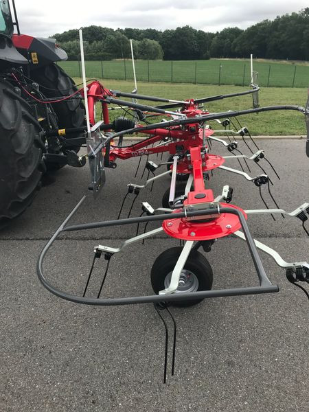 Massey Ferguson MF TD 524 DN / FELLA SANOS 5204 DN - Heuwender/ Wenderechen: das Bild 5 Massey Ferguson MF TD 524 DN / FELLA SANOS 5204 DN - Heuwender/ Wenderechen: das Bild 5