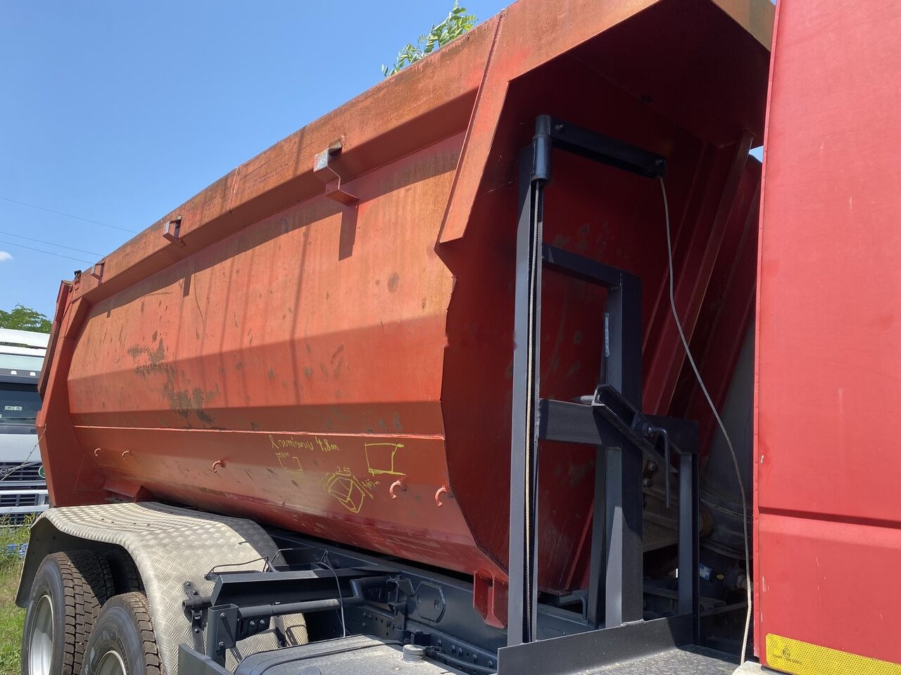 Hyva HARDOX 6x4 BENA basculabila CA NOUA - Pritschenaufbau: das Bild 3 Hyva HARDOX 6x4 BENA basculabila CA NOUA - Pritschenaufbau: das Bild 3