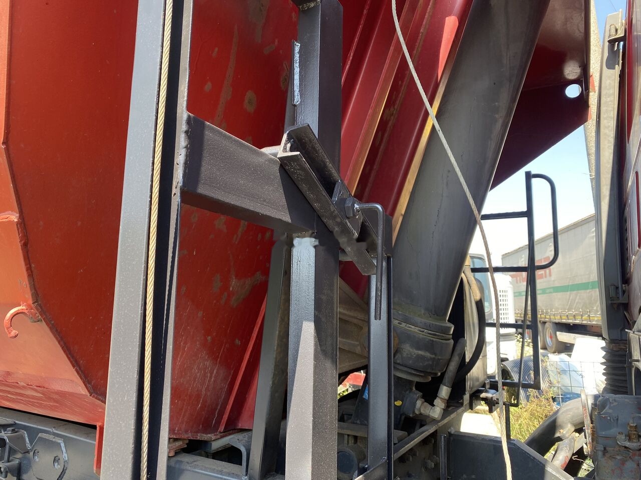 Hyva HARDOX 6x4 BENA basculabila CA NOUA - Pritschenaufbau: das Bild 4 Hyva HARDOX 6x4 BENA basculabila CA NOUA - Pritschenaufbau: das Bild 4