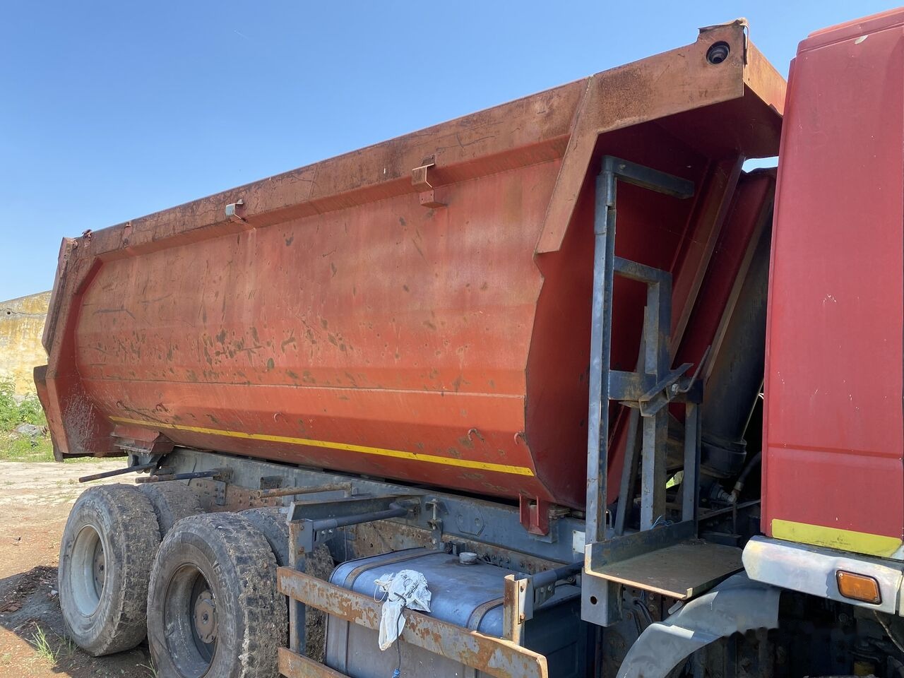 Hyva HARDOX 6x4 BENA basculabila CA NOUA - Pritschenaufbau: das Bild 2 Hyva HARDOX 6x4 BENA basculabila CA NOUA - Pritschenaufbau: das Bild 2