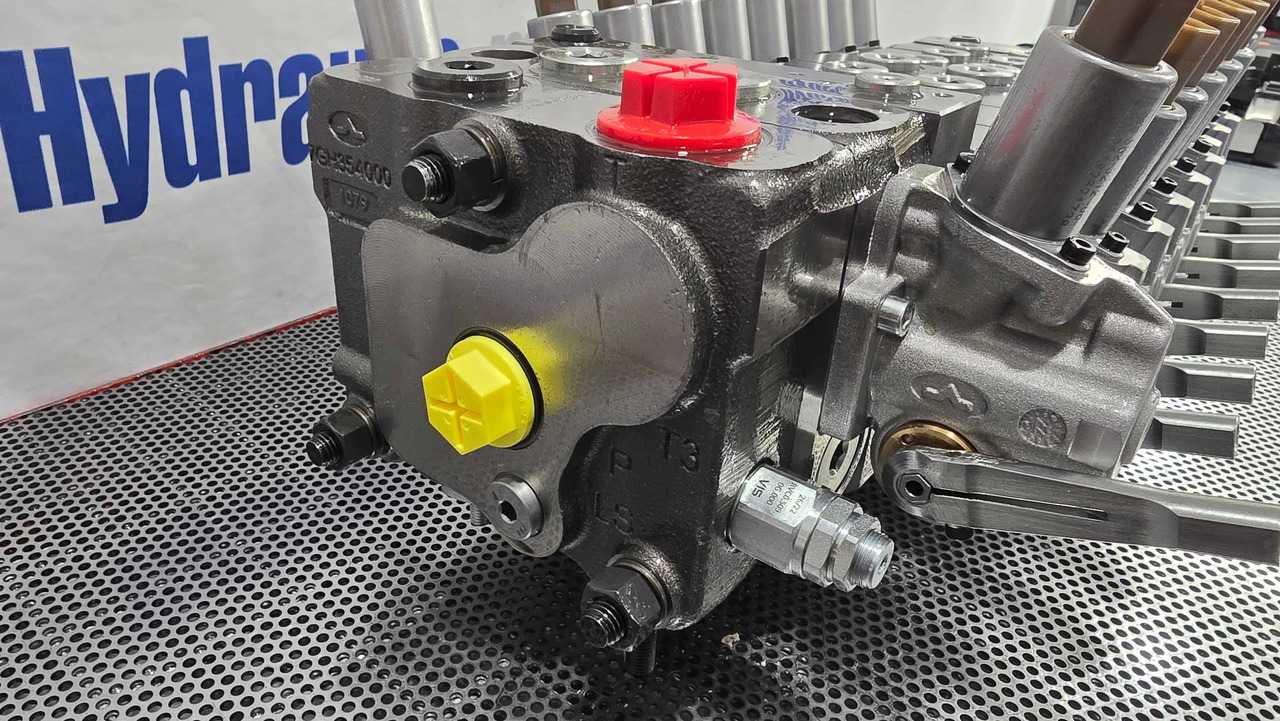 Proportional Valve Walvoil DPX160 combined with DPX100, 9 functions - Rückewagen: das Bild 5 Proportional Valve Walvoil DPX160 combined with DPX100, 9 functions - Rückewagen: das Bild 5