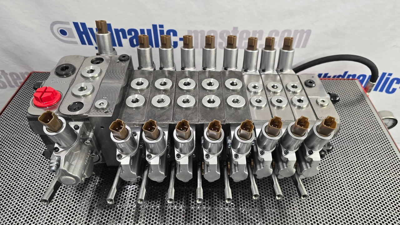 Proportional Valve Walvoil DPX160 combined with DPX100, 9 functions - Rückewagen: das Bild 1 Proportional Valve Walvoil DPX160 combined with DPX100, 9 functions - Rückewagen: das Bild 1