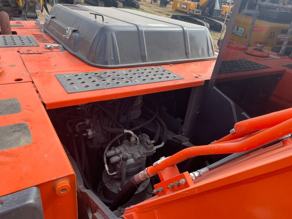 Hitachi ZX 240 - Kettenbagger: das Bild 2 Hitachi ZX 240 - Kettenbagger: das Bild 2