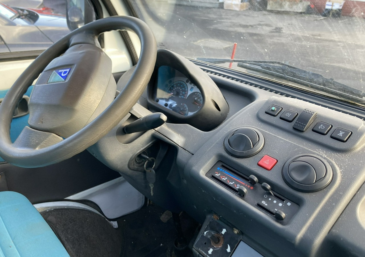 Piaggio Piaggio Porter 4X4 Skrzynia odśnieżarka Pług 2011 - Schneeräumfahrzeug: das Bild 4 Piaggio Piaggio Porter 4X4 Skrzynia odśnieżarka Pług 2011 - Schneeräumfahrzeug: das Bild 4