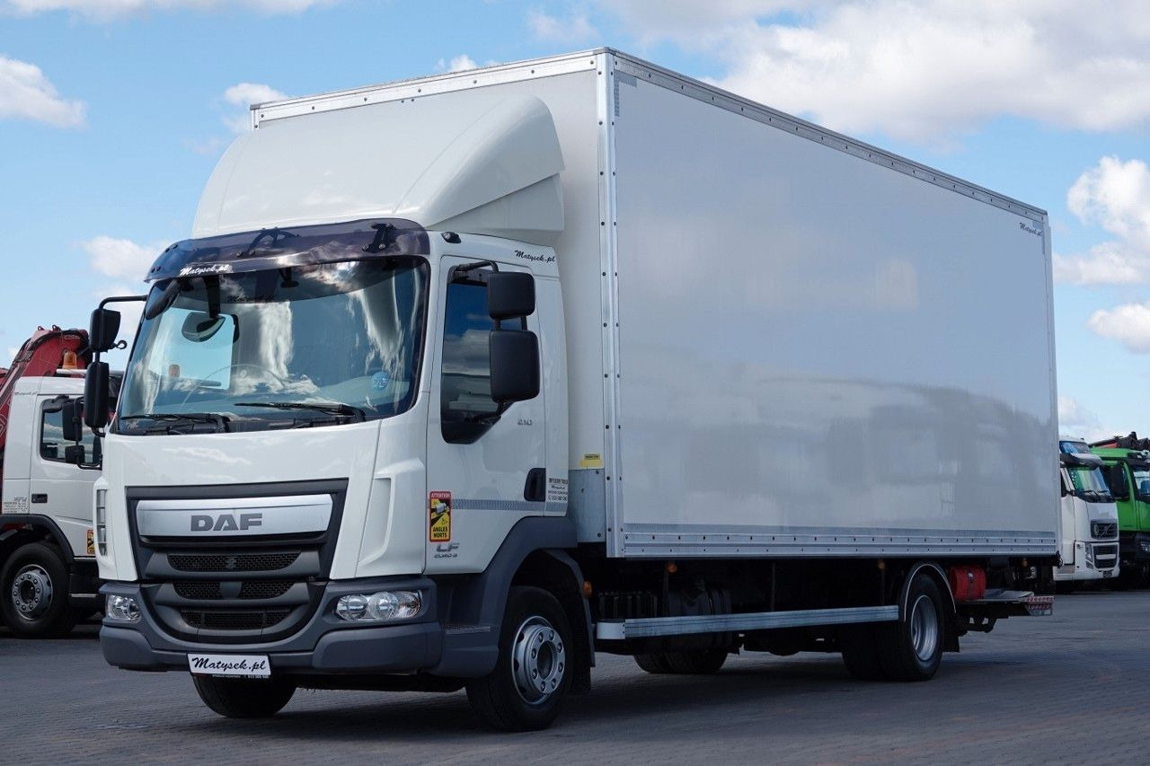 DAF LF 210 / KONTENER - 7 M / SOLÓWKA / WINDA DHOLLA - Koffer LKW: das Bild 1 DAF LF 210 / KONTENER - 7 M / SOLÓWKA / WINDA DHOLLA - Koffer LKW: das Bild 1