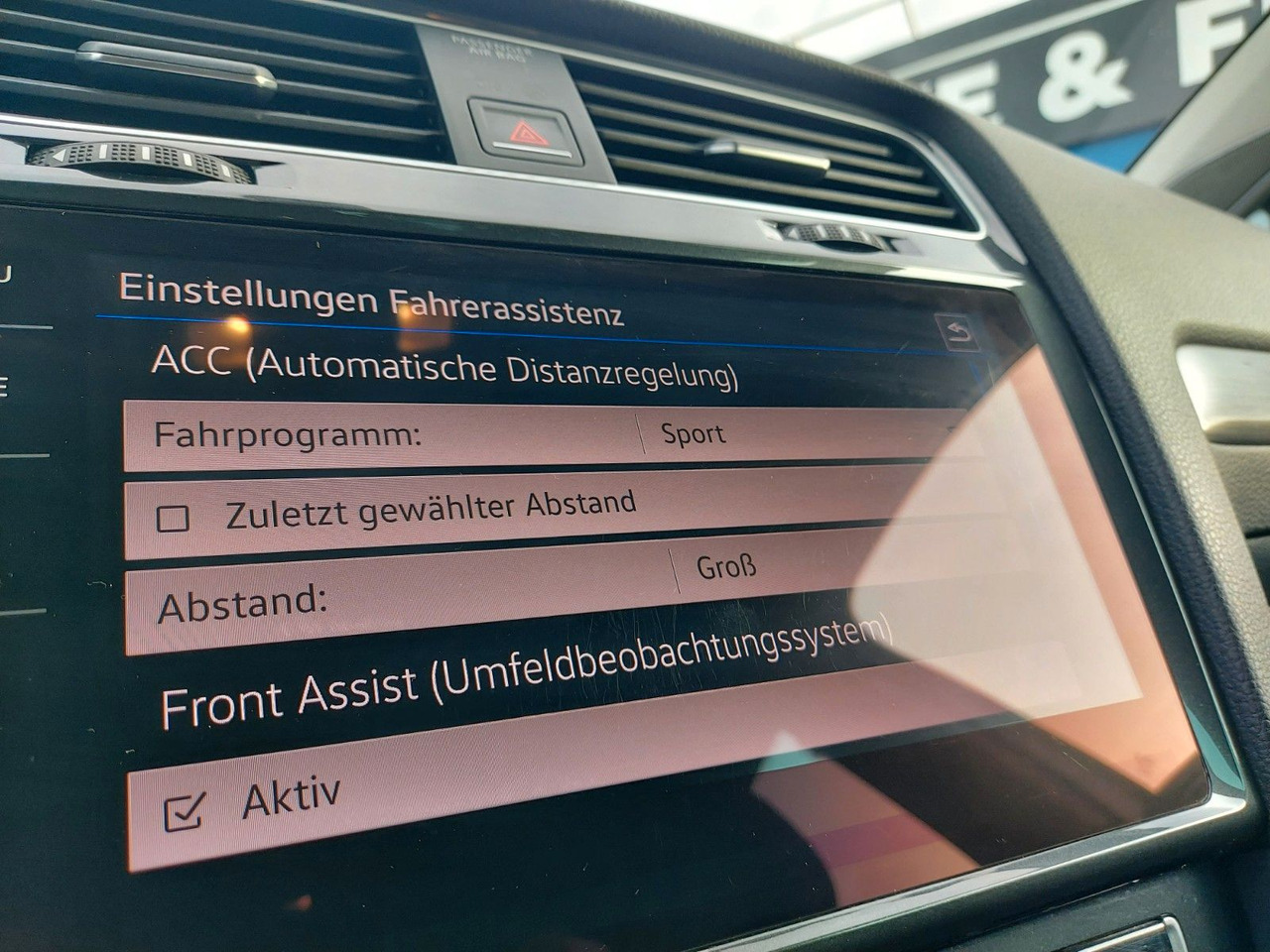 Volkswagen Golf VII Variant DSG Comfort ACC Massage Nav DAB - Kombi: das Bild 2 Volkswagen Golf VII Variant DSG Comfort ACC Massage Nav DAB - Kombi: das Bild 2