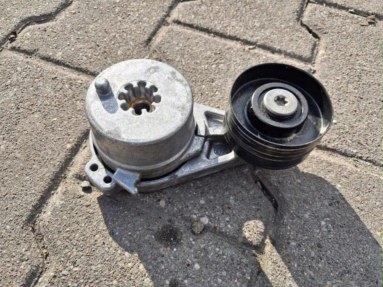 VOLVO ROLKA NAPINACZ PASKA ALTERNATORA RENAULT RANGE GAMA T VOLVO FH 4 5 - Motor und Teile für LKW: das Bild 1 VOLVO ROLKA NAPINACZ PASKA ALTERNATORA RENAULT RANGE GAMA T VOLVO FH 4 5 - Motor und Teile für LKW: das Bild 1