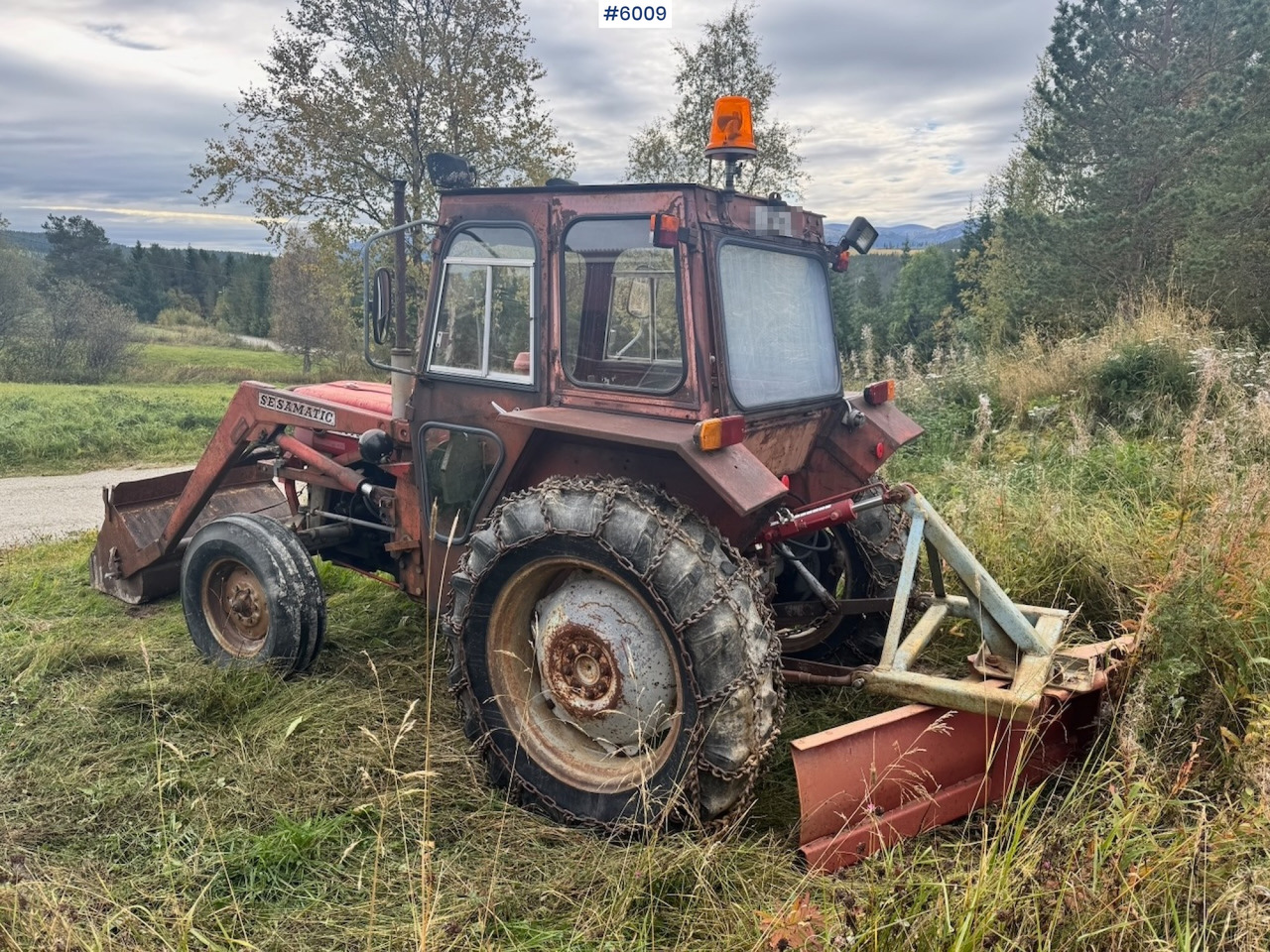 Traktor 1971 Massey-Ferguson 135 incl. front loader, bucket, rear scraper, and log splitter/firewood machine: das Bild 7 Traktor 1971 Massey-Ferguson 135 incl. front loader, bucket, rear scraper, and log splitter/firewood machine: das Bild 7