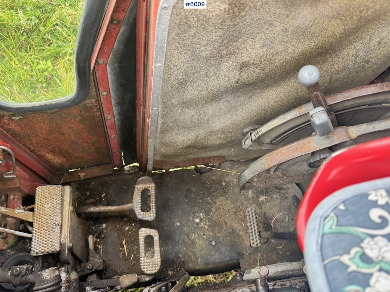 Traktor 1971 Massey-Ferguson 135 incl. front loader, bucket, rear scraper, and log splitter/firewood machine: das Bild 14 Traktor 1971 Massey-Ferguson 135 incl. front loader, bucket, rear scraper, and log splitter/firewood machine: das Bild 14