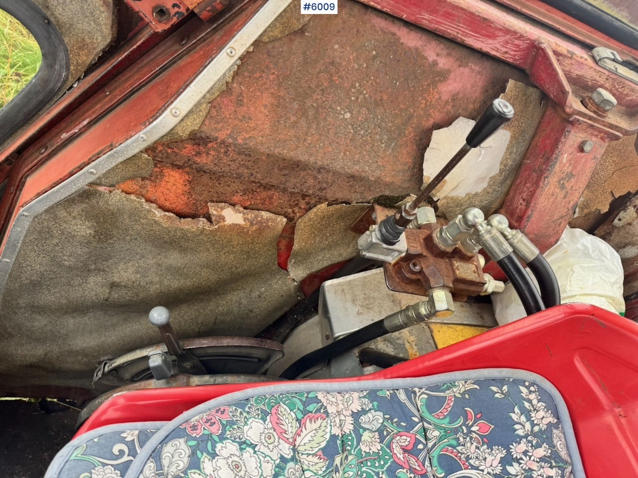 Traktor 1971 Massey-Ferguson 135 incl. front loader, bucket, rear scraper, and log splitter/firewood machine: das Bild 13 Traktor 1971 Massey-Ferguson 135 incl. front loader, bucket, rear scraper, and log splitter/firewood machine: das Bild 13