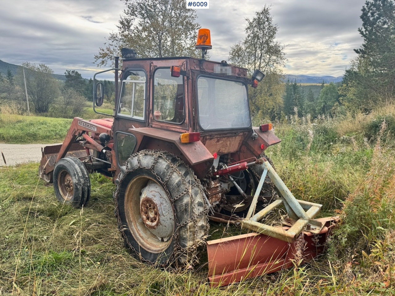 Traktor 1971 Massey-Ferguson 135 incl. front loader, bucket, rear scraper, and log splitter/firewood machine: das Bild 6 Traktor 1971 Massey-Ferguson 135 incl. front loader, bucket, rear scraper, and log splitter/firewood machine: das Bild 6