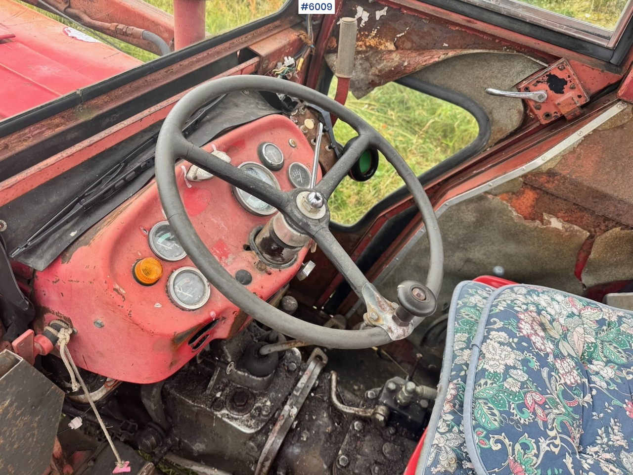 Traktor 1971 Massey-Ferguson 135 incl. front loader, bucket, rear scraper, and log splitter/firewood machine: das Bild 10 Traktor 1971 Massey-Ferguson 135 incl. front loader, bucket, rear scraper, and log splitter/firewood machine: das Bild 10