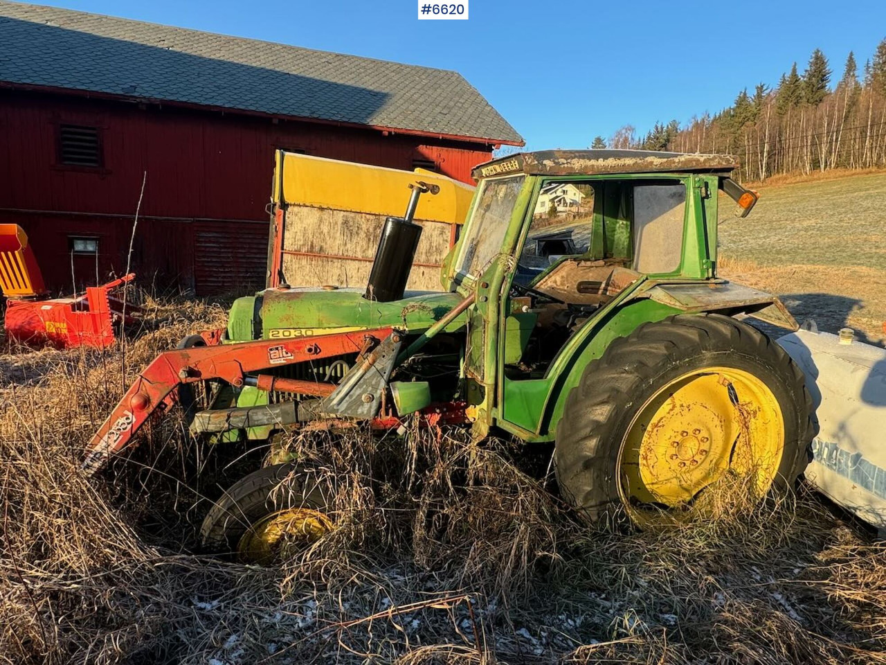 1977 John Deere 2030 w/ front loader. Repair object. - Traktor: das Bild 1 1977 John Deere 2030 w/ front loader. Repair object. - Traktor: das Bild 1