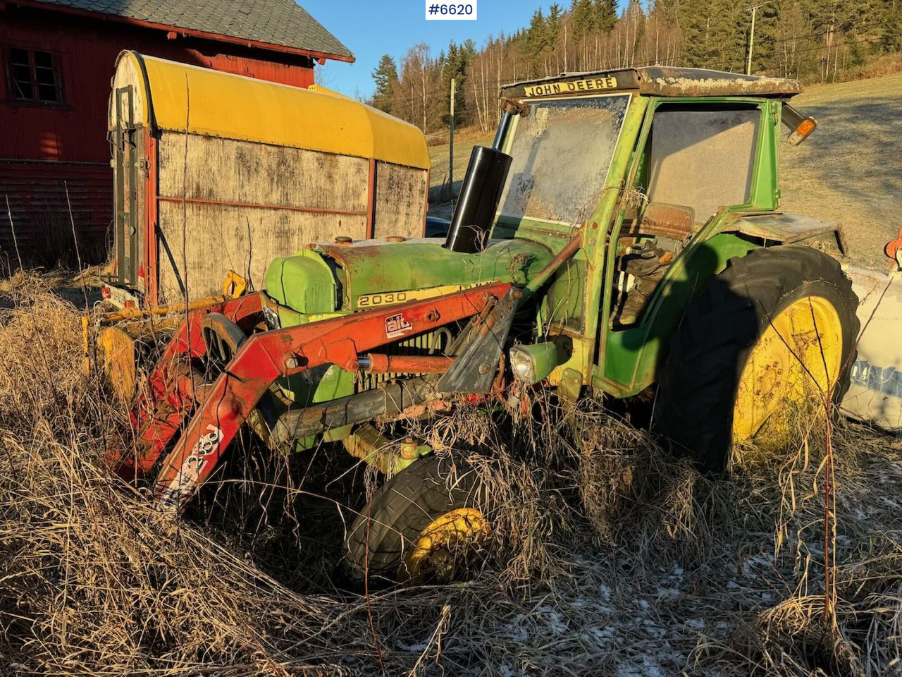 1977 John Deere 2030 w/ front loader. Repair object. - Traktor: das Bild 3 1977 John Deere 2030 w/ front loader. Repair object. - Traktor: das Bild 3