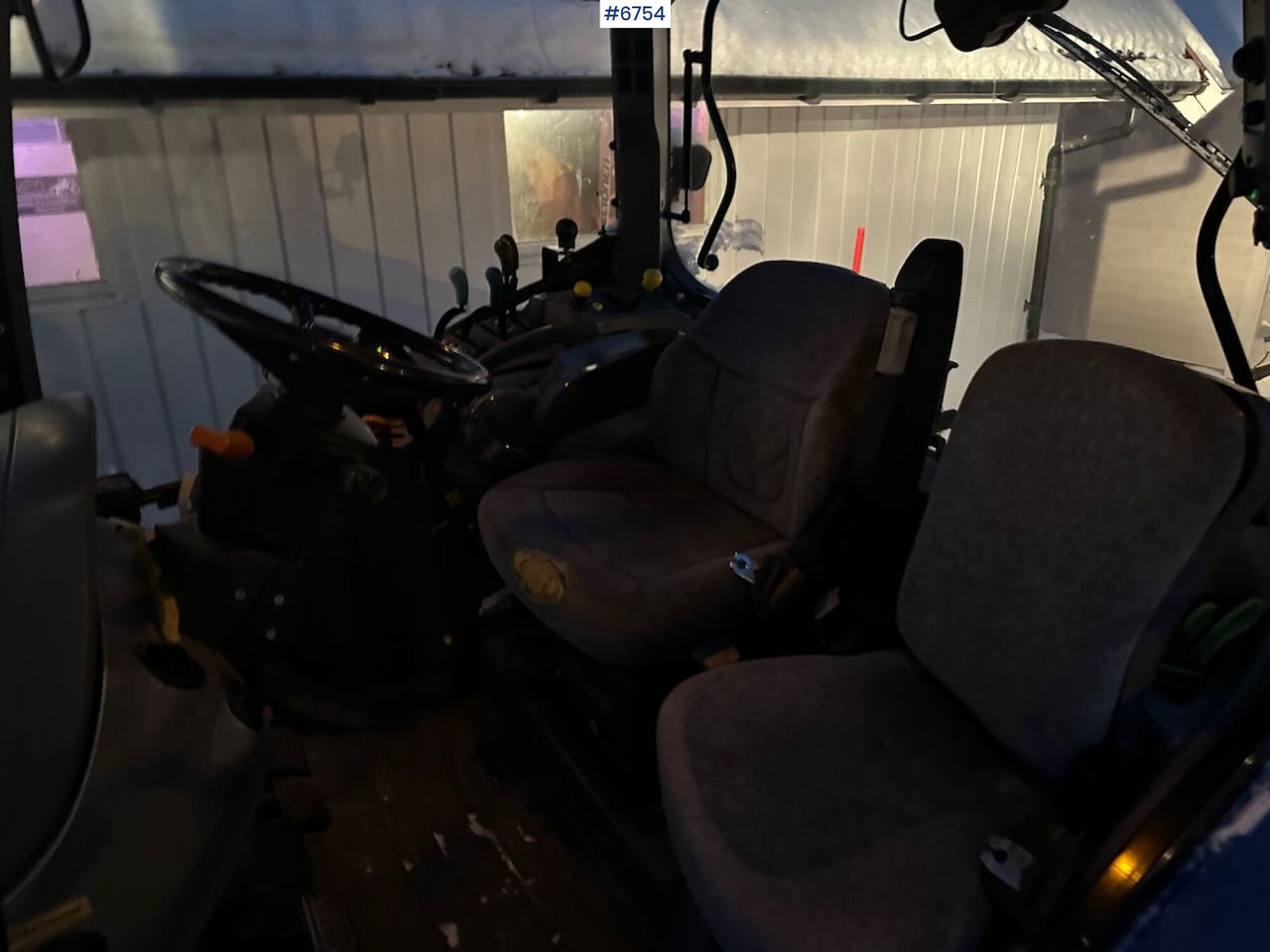 Traktor 2004 New Holland TS115A 4x4 w/ Front loader, bucket, grading bucket and snow blower.: das Bild 13 Traktor 2004 New Holland TS115A 4x4 w/ Front loader, bucket, grading bucket and snow blower.: das Bild 13