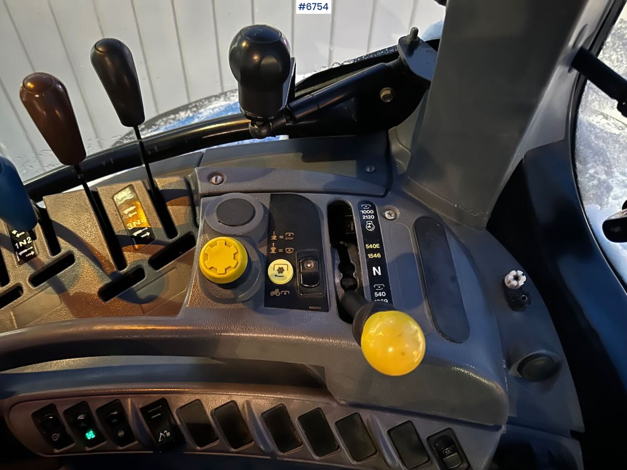 Traktor 2004 New Holland TS115A 4x4 w/ Front loader, bucket, grading bucket and snow blower.: das Bild 18 Traktor 2004 New Holland TS115A 4x4 w/ Front loader, bucket, grading bucket and snow blower.: das Bild 18