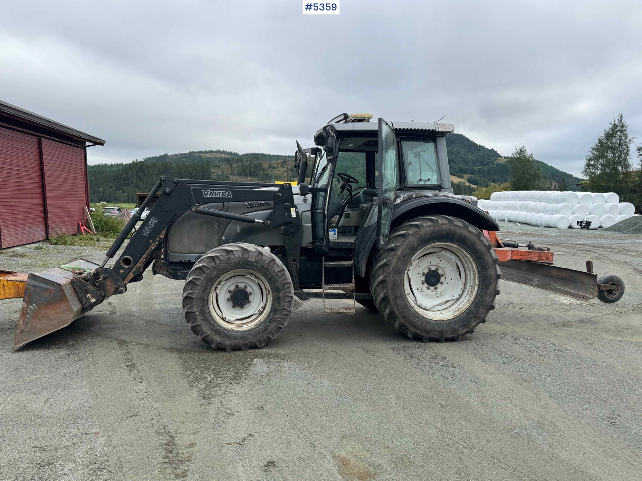 2004 Valtra M120-4 w/ loader and bucket - Traktor: das Bild 2 2004 Valtra M120-4 w/ loader and bucket - Traktor: das Bild 2