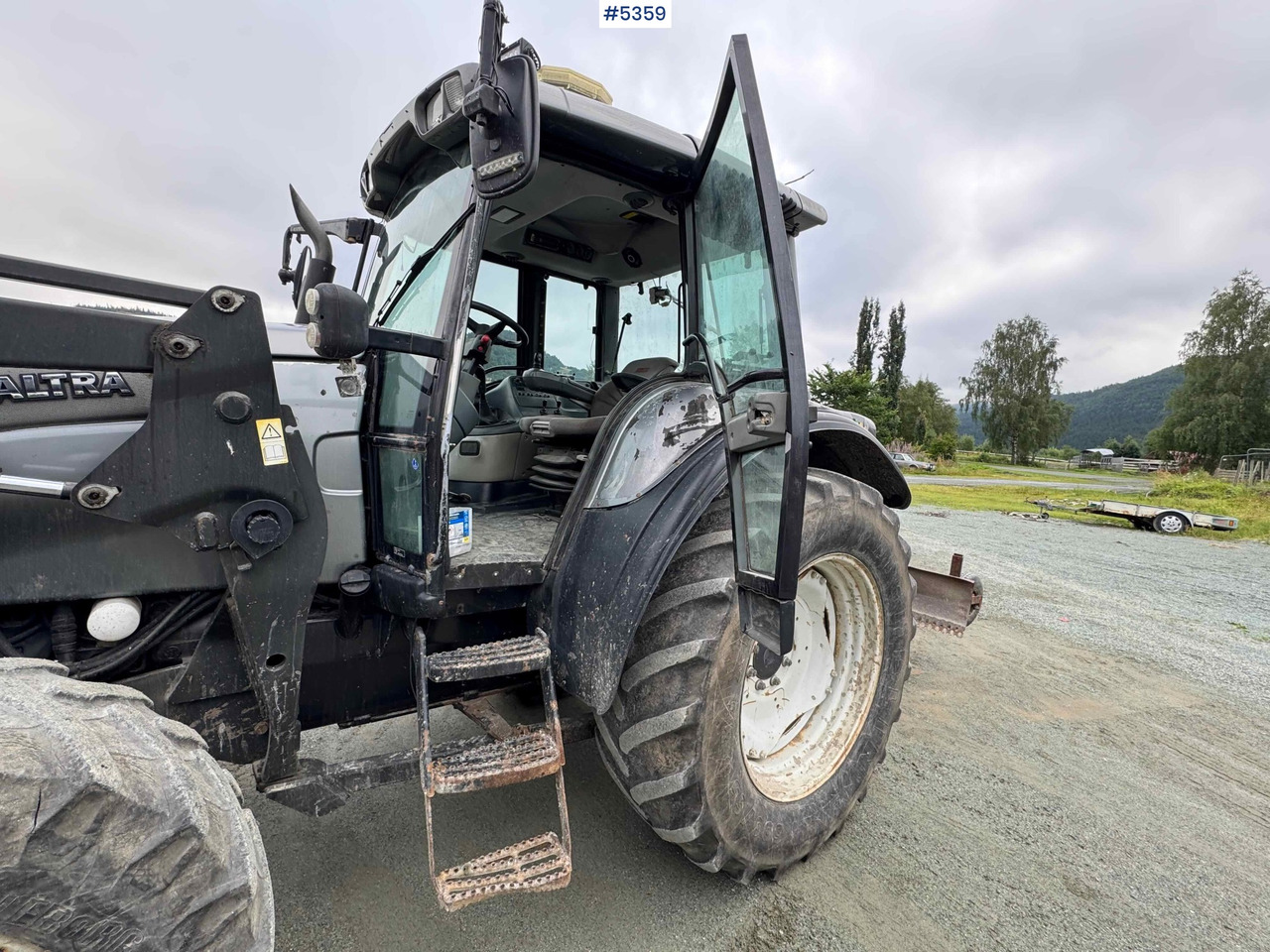2004 Valtra M120-4 w/ loader and bucket - Traktor: das Bild 4 2004 Valtra M120-4 w/ loader and bucket - Traktor: das Bild 4